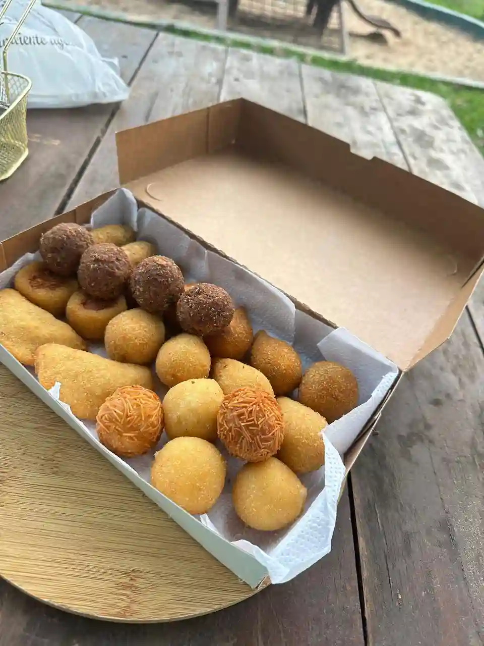 Coxinhas e bolinhas de queijo douradas